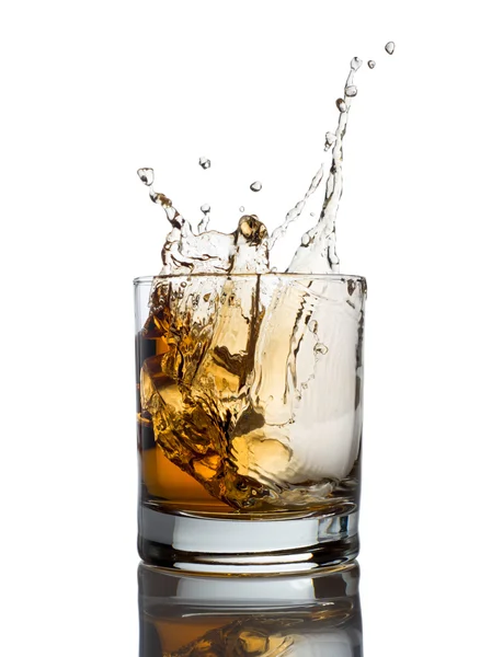 Whisky splash isolerad på en vit — Stockfoto