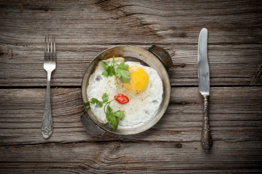 ahşap zemin üzerine kızarmış yumurta