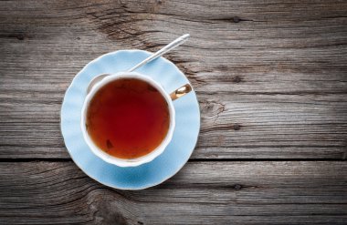 ahşap arka plan üzerinde çay