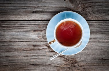 ahşap arka plan üzerinde çay