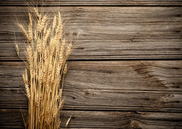 Trigo sobre fondo de madera —  Fotos de Stock