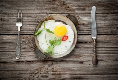 ahşap zemin üzerine kızarmış yumurta