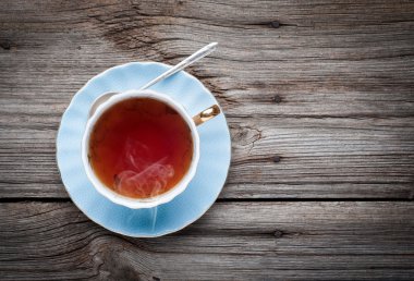 ahşap arka plan üzerinde çay