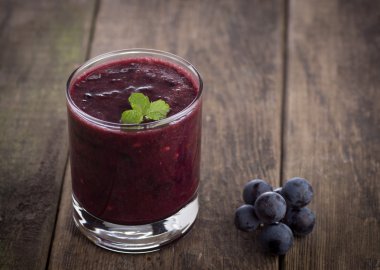 üzüm suyu smoothie üzerinde ahşap bardak
