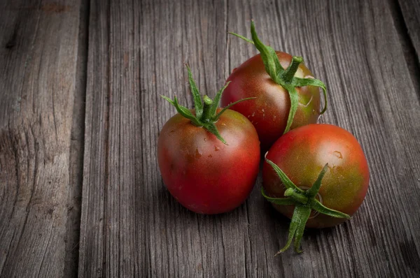 Tomates mûres sur table en bois, la faible profondeur de champ — Photo