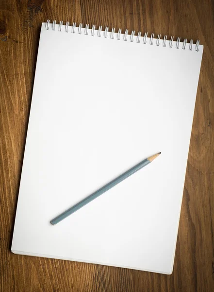 Notebook com pencile em uma madeira — Fotografia de Stock