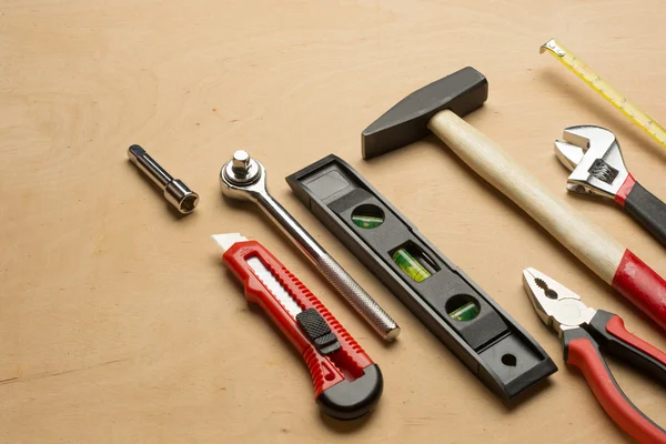 Conjunto de ferramentas em um painel de madeira — Fotografia de Stock