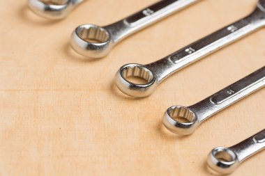 나무 패널에 도구 세트