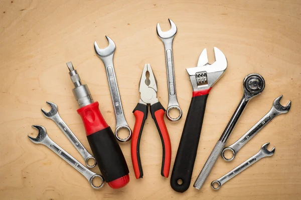 Ensemble d'outils à main sur un panneau en bois — Photo