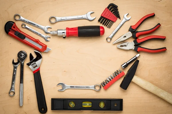 Conjunto de ferramentas em um painel de madeira — Fotografia de Stock
