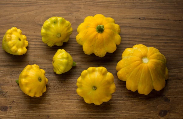 Fondo otoñal con productos agrícolas cosechados en madera — Foto de Stock