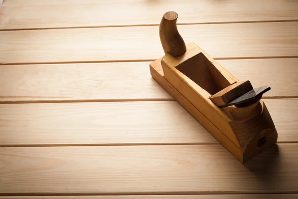 Viejo plano de madera en un taller del carpintero — Foto de Stock