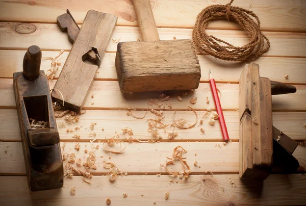 Ferramentas de carpinteiro em mesa de madeira de pinho — Fotografia de Stock