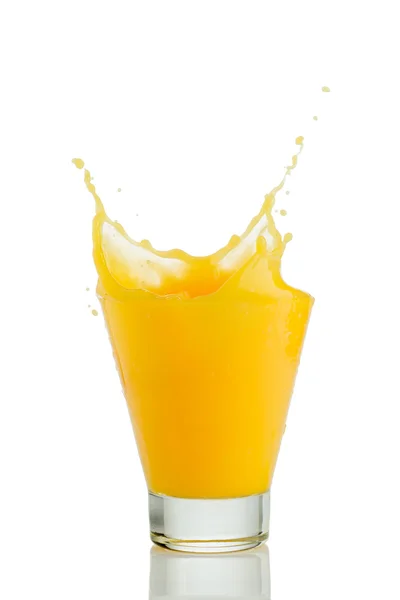 Esguicho de suco de laranja isolado no branco — Fotografia de Stock