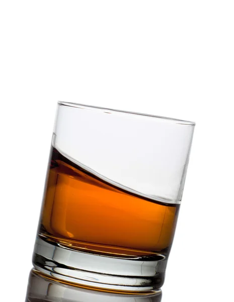 白のスプラッシュとウイスキーの分離ショット — ストック写真