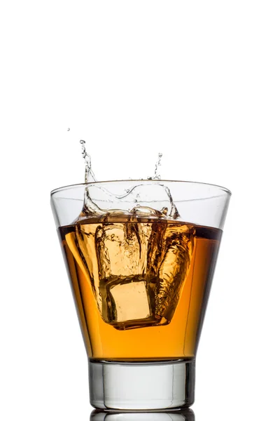 Geïsoleerde shots van whisky met splash op wit — Stockfoto