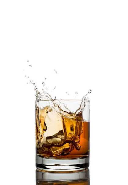 Isolati colpi di whisky con splash su bianco — Foto Stock