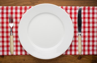 Boş tabak çatal ve bıçak üzerinde ahşap masa örtüsü
