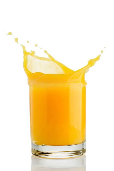 Esguicho de suco de laranja isolado no branco — Fotografia de Stock