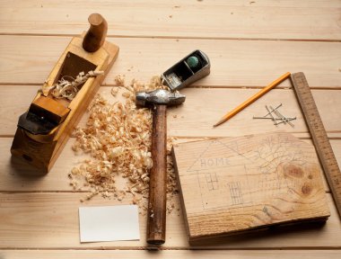 marangoz araçlar, uçak, çekiç, metre, çivi, talaş ve keski ahşap masa üzerinde