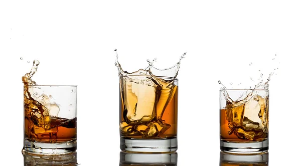 Splash de whisky en un vaso, aislado, blanco —  Fotos de Stock