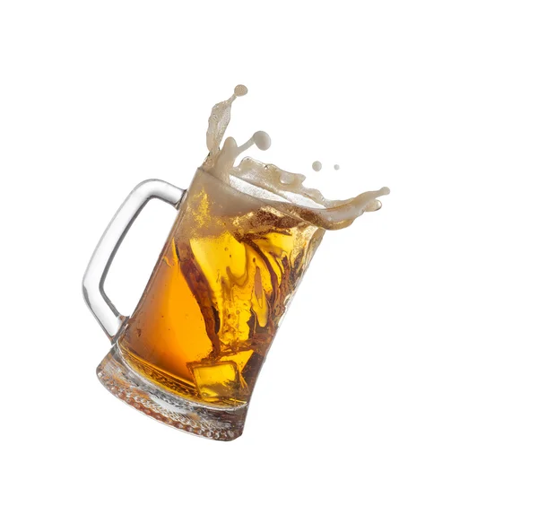 Splashing mug with beer isiolated on white . — Stock fotografie