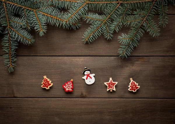 Juldekoration på trä bakgrund vintage papper julkort — Stockfoto