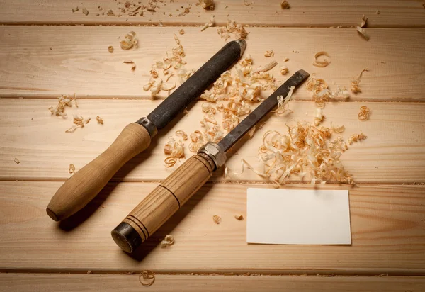 Narzędzia stolarskie na tle stół z drewna z wizytówek — Zdjęcie stockowe
