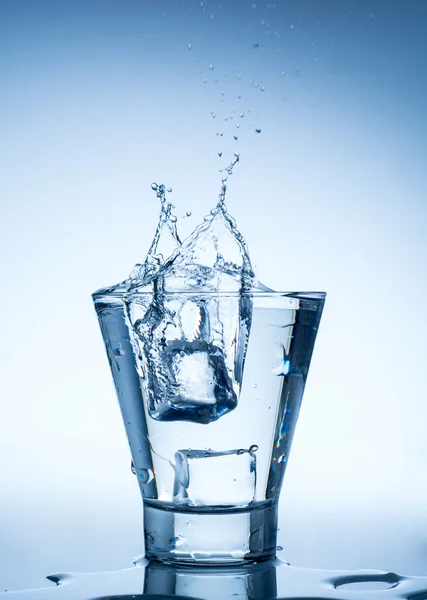 Salpicadura de agua en vidrio aislado en blanco —  Fotos de Stock