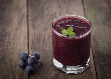 üzüm suyu smoothie üzerinde ahşap bardak