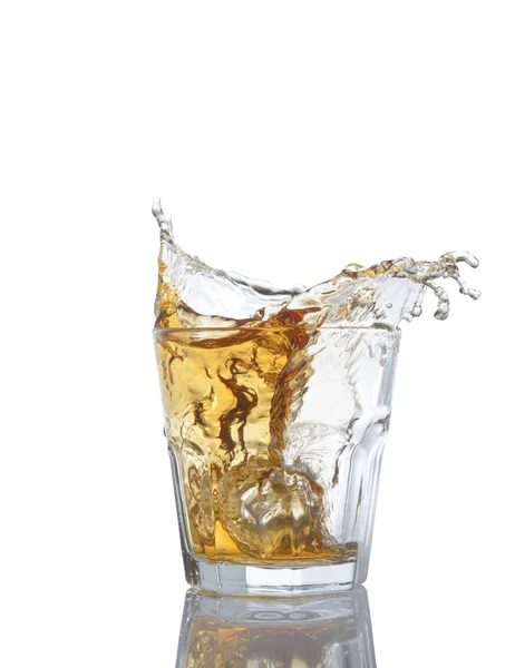 Geïsoleerde shots van whisky met splash op wit — Stockfoto