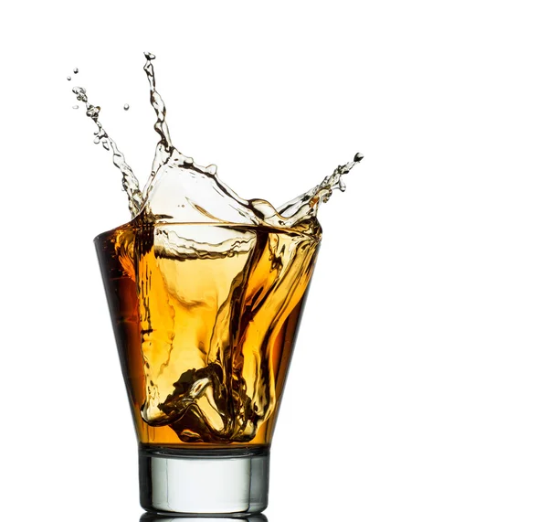 Isolerade skott av whisky med stänk på vit — Stockfoto