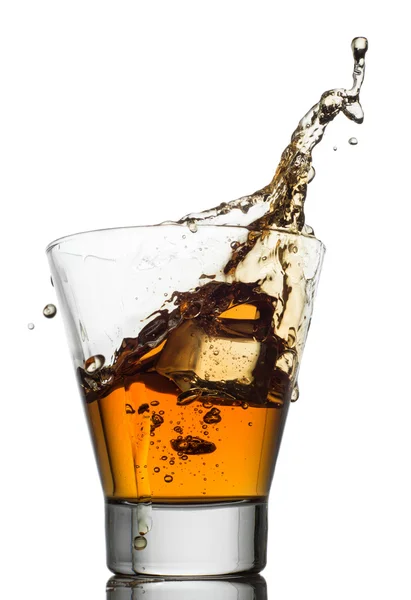 Isolati colpi di whisky con splash su bianco — Foto Stock