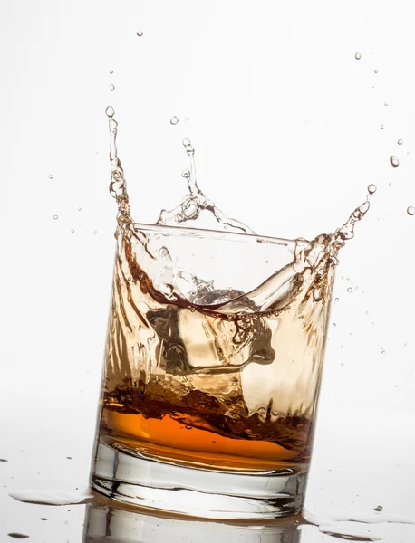 Isolati colpi di whisky con splash su bianco — Foto Stock