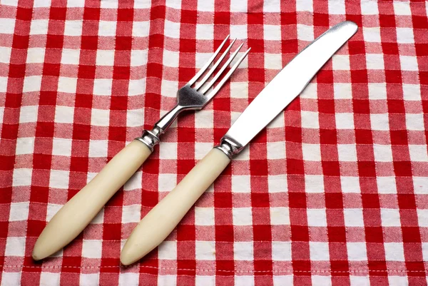 Faca e garfo no guardanapo em madeira — Fotografia de Stock