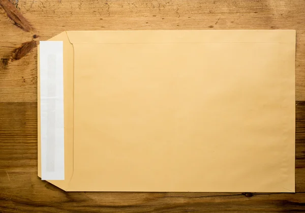 Envelope em close-up de madeira — Fotografia de Stock