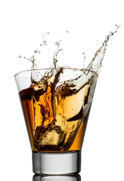 孤立的杯威士忌与溅上白 — 图库照片