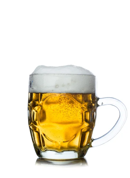Caneca cheia de cerveja fresca, isolada no fundo branco — Fotografia de Stock