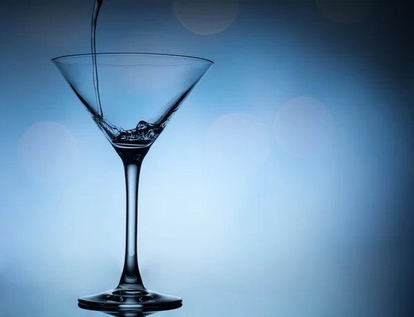 Cocktail pouring in martini glasses — Stock Photo, Image