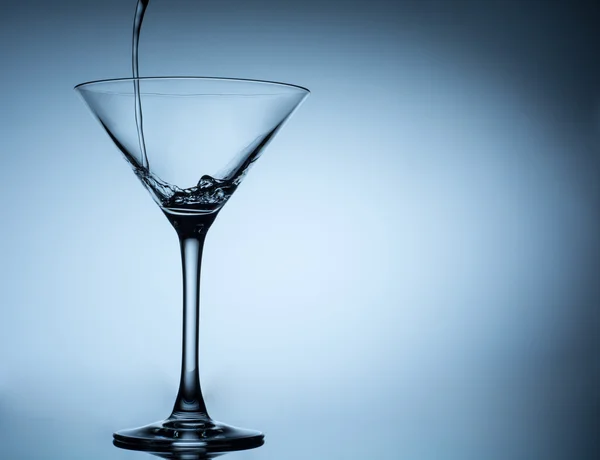 Cocktail pouring in martini glasses — Stock Photo, Image