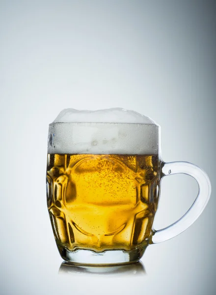 Caneca cheia de cerveja fresca, isolada no branco — Fotografia de Stock