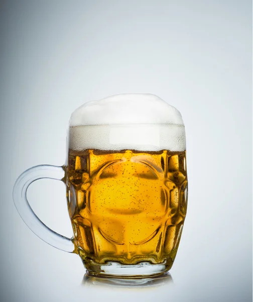 Caneca cheia de cerveja fresca, isolada no branco — Fotografia de Stock