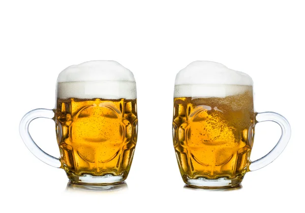 Кружки, полный свежего пива, изолированные на белом фоне — стоковое фото
