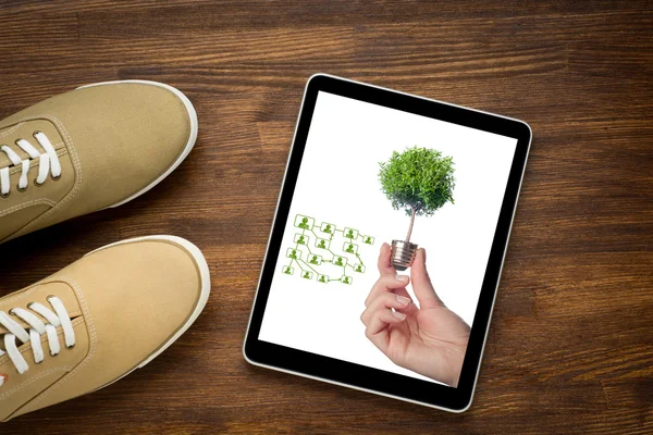 Digitalen Tablettcomputer mit sozialen Netzwerken Konzept isoliert Bildschirm am alten Holz-Schreibtisch. — Stockfoto