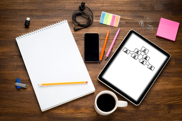 Eski ahşap masa üzerinde izole ekranlı dijital tablet bilgisayar.