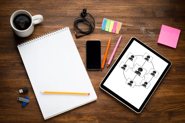 Sosyal ağlar kavramı eski ahşap izole ekranda dijital tablet bilgisayarınızla