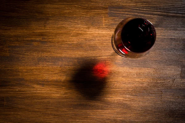 Bicchiere di vino rosso sul tavolo di legno. Vista dall'alto — Foto Stock
