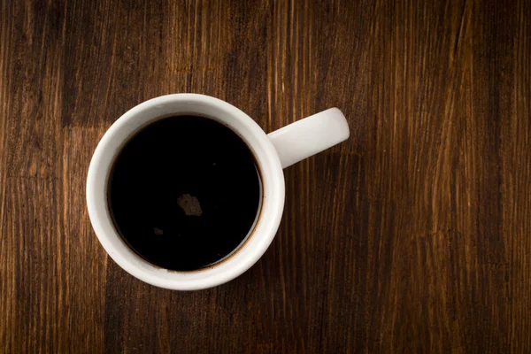 Белая чашка кофе на Винтаж Вуд. — стоковое фото