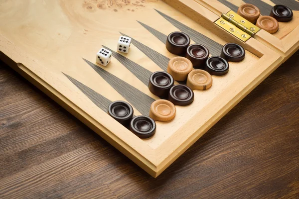 renk detayı ile iki zar tavla oyunu