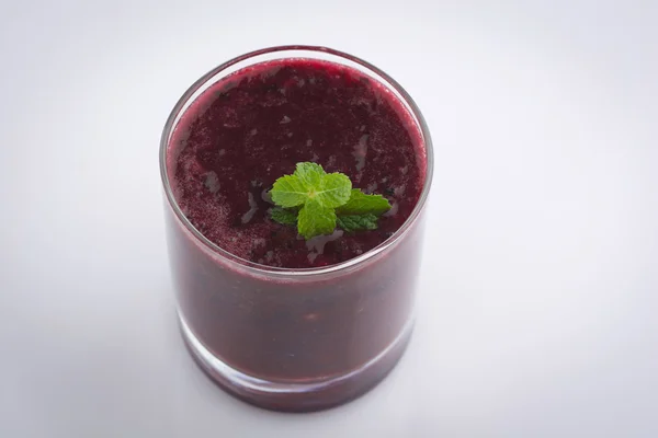 Glas av Grape Juice smoothie på vit bakgrund — Stockfoto